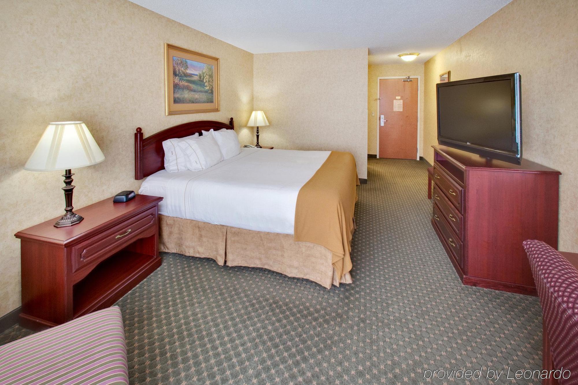 Holiday Inn Express Hotel & Suites Bismarck By Ihg Chambre photo